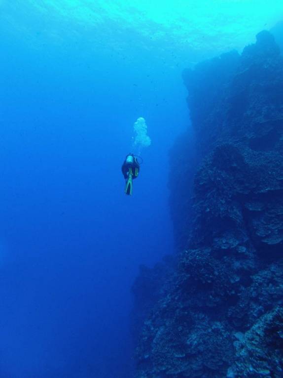 Água absolutamente cristalina, com visibilidadde de 60 metros durante mergulho na Ilha da Páscoa, território chileno no meio do Oceano Pacífico